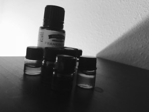 a fuzzy black and white photo of some essential oil sampler vials